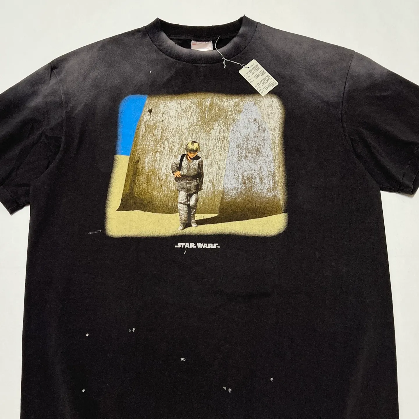 SAINT Mxxxxxx × STAR WARS SW_SS TEE /ANAKIN/BLK Star Wars co-branded TEE Anakin Skywalker Darth Vader reflection print TEE washed black S-XL The print comes from the impressive poster vision of "Anakin Skywalker" in "STAR WARS Episode I/The Phantom Menace" and the design of "Darth Vader" printed on the back The entire garment is hand-processed with dirt, washed with water, and printed with a distressed feel, which perfectly interprets the artistic specialty of NEW VINTAGE. In addition, the main mark and wash mark are customized to be consistent with the original version. It can be said that every detail of ZP is perfectly reproduced.